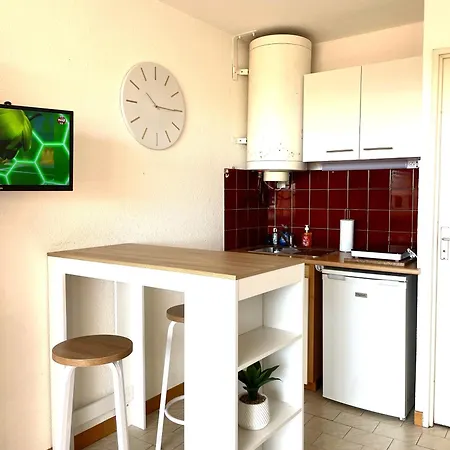 100m De La Et Port Apartment